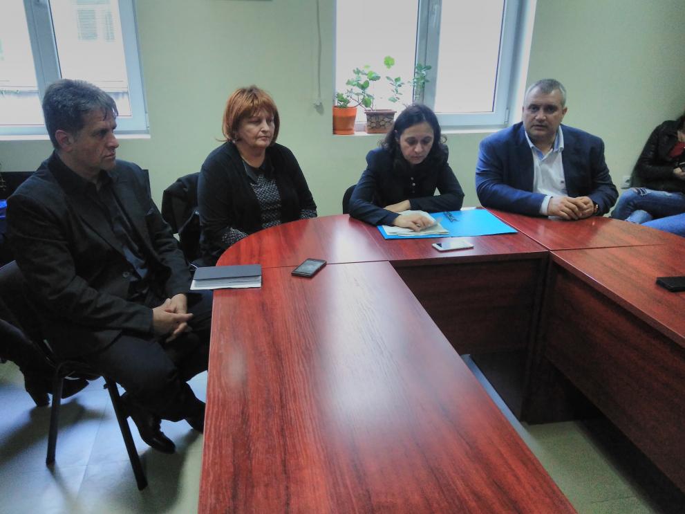 Жени Начева се срещна с медиците от врачанската болница.