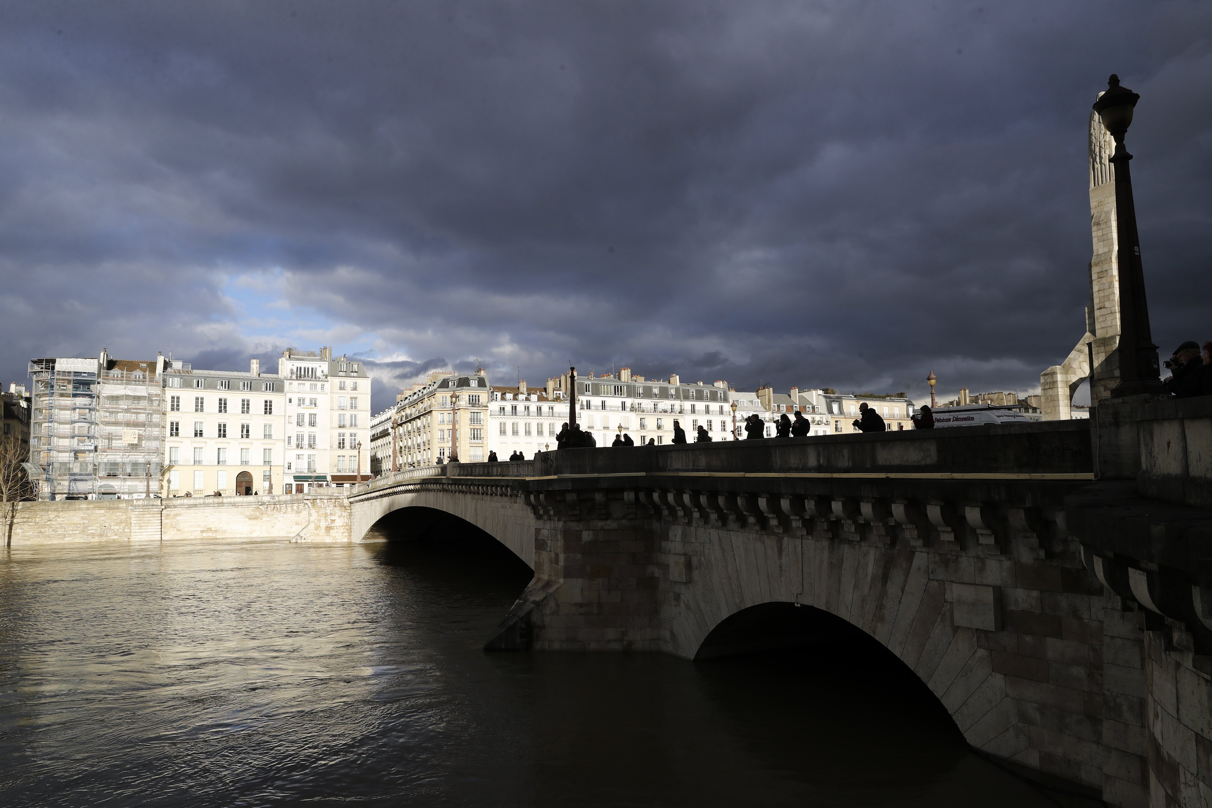 Крайбрежните домове и офиси във френската столица Париж са нащрек, след като река Сена продължава да покачва нивото си и заплашва да залее бреговете.
