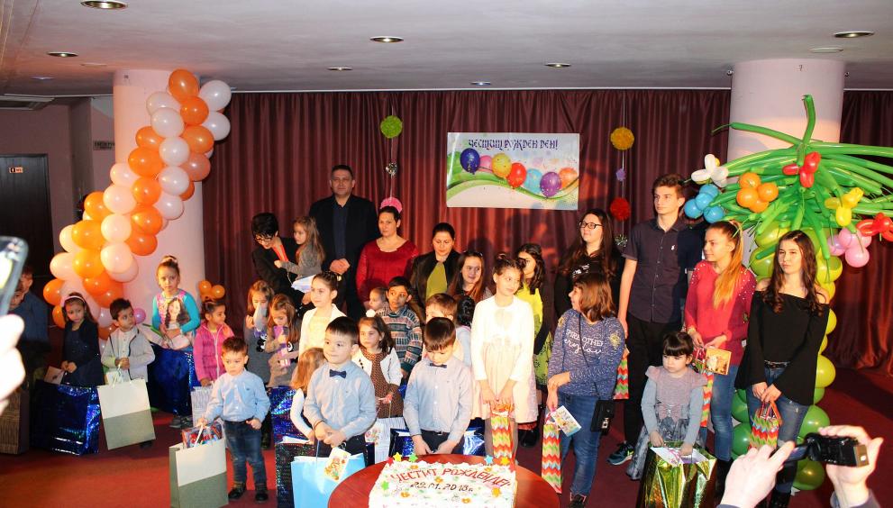 33 деца получиха подаръци от кмета, за ЧРД ги поздрави и депутат