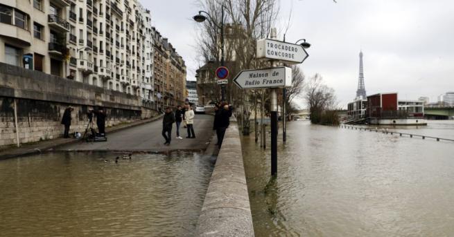 Крайбрежни паркове във френската столица Париж се наложи да бъдат