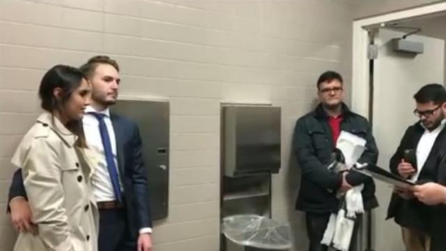 Американска двойка се венча в тоалетна (ВИДЕО)