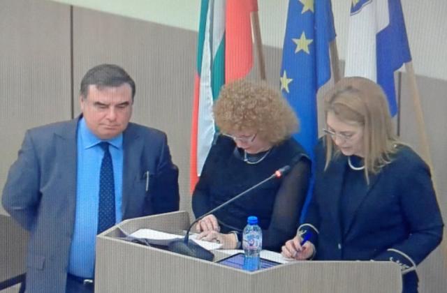 Председателят на комисията по бюджет и финанси Красимира Маркович (отдясно) чете бюджета точка по точка