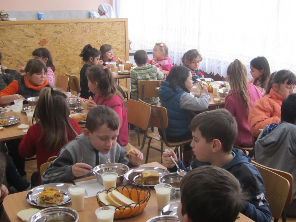 Столово хранене в училището в село Зърнево