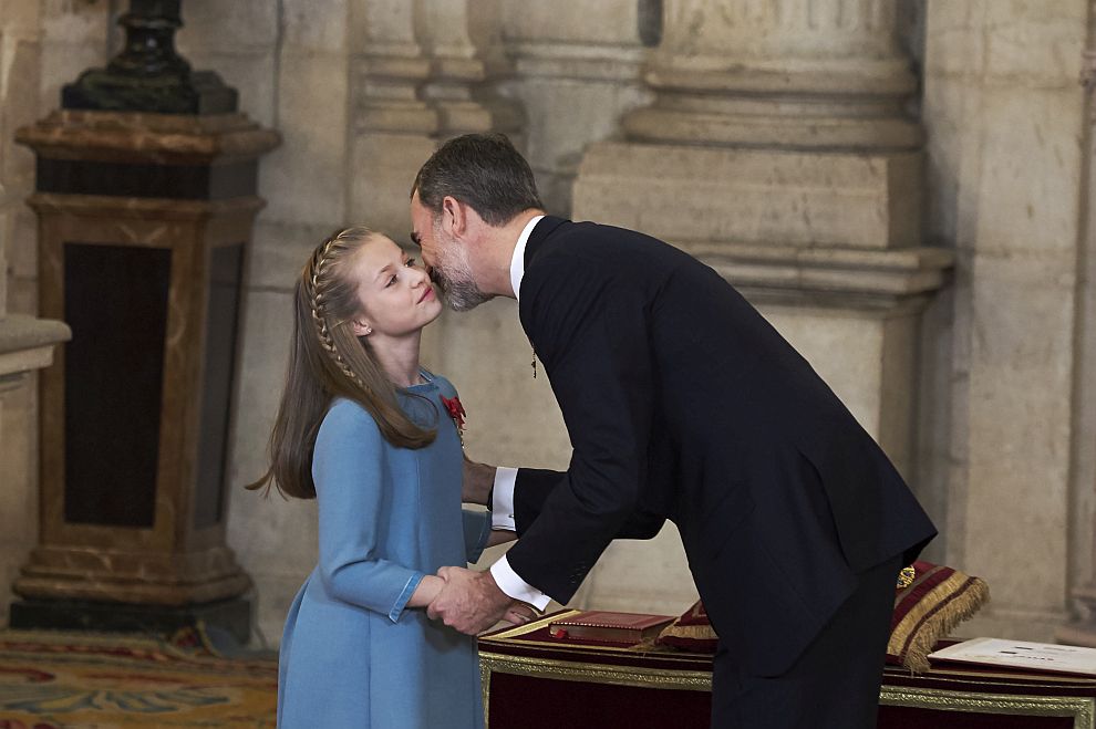 На 50-ия си рожден ден кралят на Испания Фелипе Шести връчи най-престижното отличие на монархията на дъщеря си - престолонаследничката Леонор