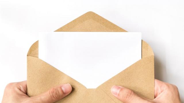 Откриха купища недоставени писма в дома на пощальон