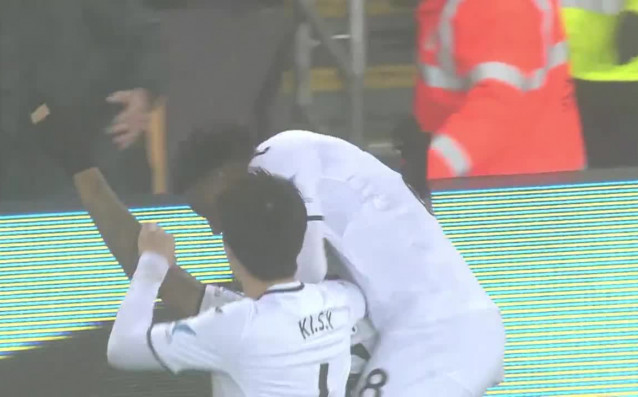 Отборът на Суонси продължи с отличното си представяне под ръководството