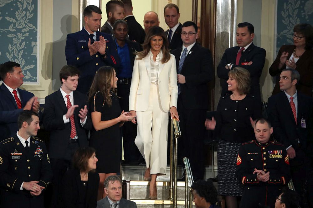 Първата дама на САЩ Мелания Тръмп избра кремав на цвят костюм с панталон на модния дизайнер Кристиан Диор за първата реч "За състоянието на съюза" на съпруга си Доналд Тръмп във Вашингтон, предаде Асошиейтед прес. Бившият модел комбинира костюма с бяла риза на "Долче и Габана" и обувки на висок ток от френския дизайнер Кристиан Лубутен. Косата й беше пусната, а на лицето й грееше усмивка.