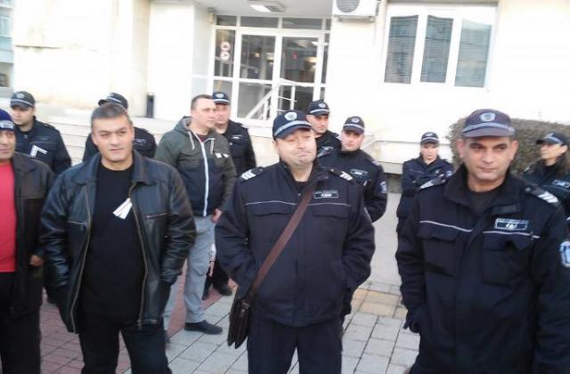 „Недоволството ни произлиза от факта, че макар и да работим в сектор „Сигурност”, ние сме най-ниско платените служители”, каза пред Дарик Ангел Дачев.