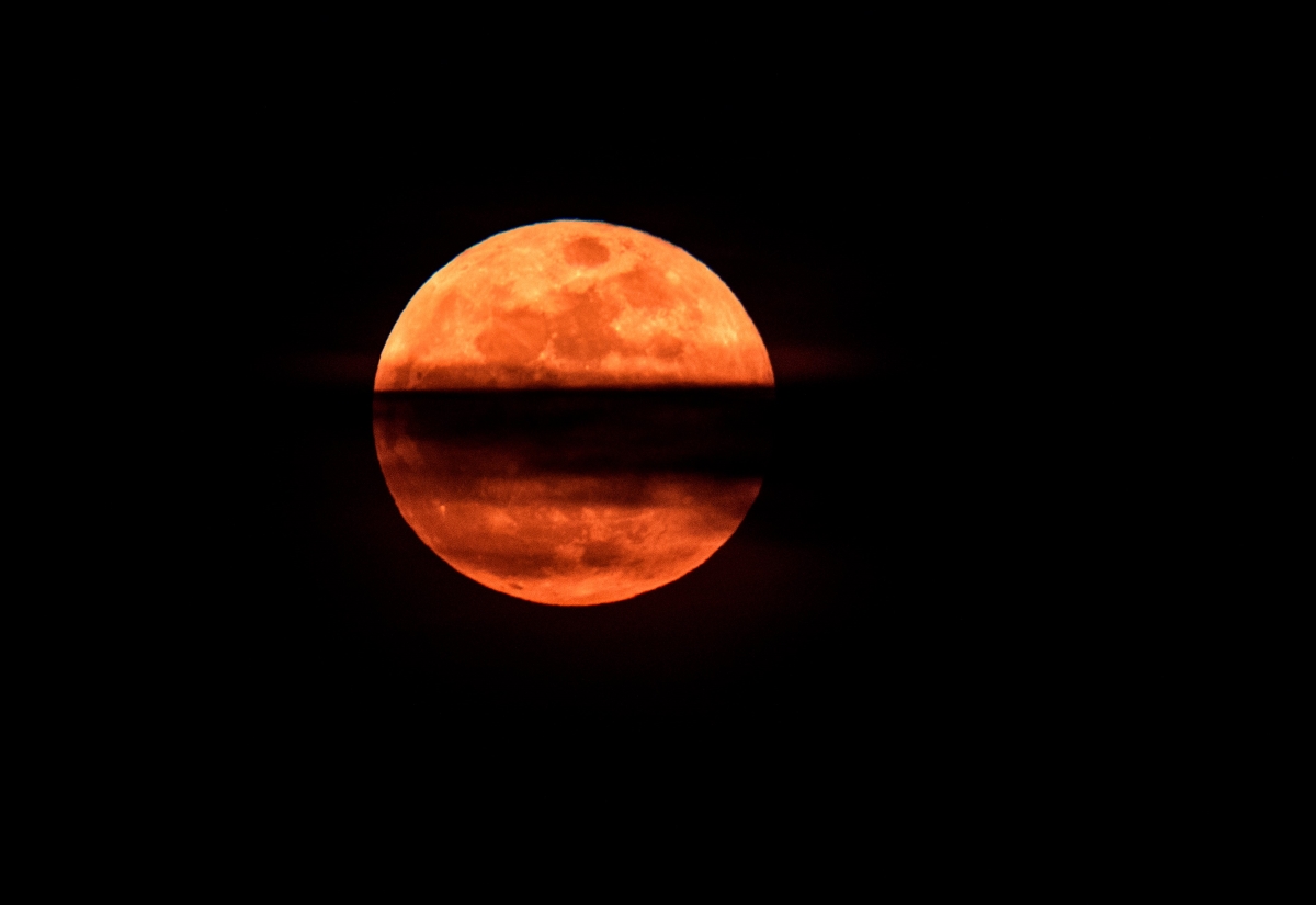 Милиони хора по света наблюдаваха  рядкото астрономическо явление "Супер синя кървава луна". От България феноменът можеше да бъде наблюдаван около 18:00 ч. на 31 януари. Това съвпадение от явления не е наблюдавано в Северна Америка от 152 години и там беше чакано с най-голям интерес.