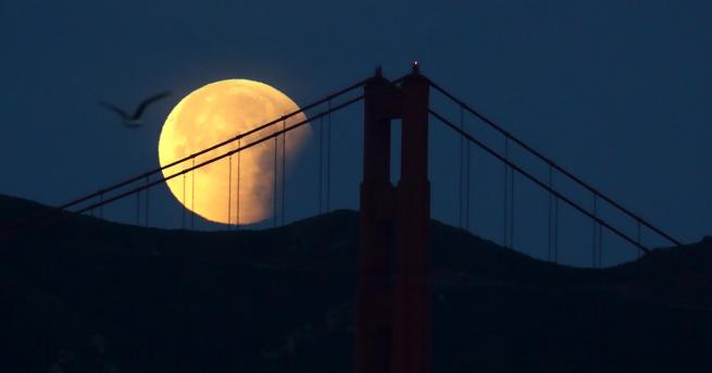 Редкият троен спектакъл суперлуна синя луна и пълно лунно затъмнение