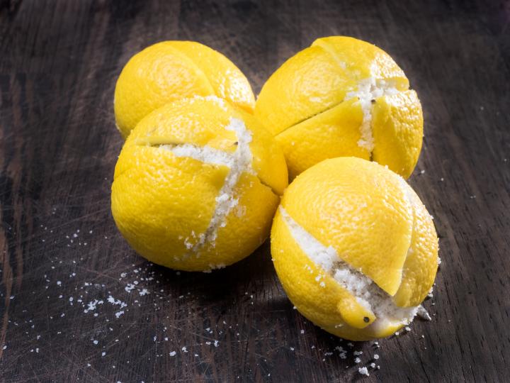 <p><strong>Лимон с морска сол ви пази от лоши хора</strong></p>

<p>Лимон се разрязва на четири, но не докрай. Посипва се с морска сол и се слага близо до входната врата на дома.</p>

<p>Така, ако у вас влезе лош човек, неговата негативна енергия щяла моментално да се озове в лимона.</p>

<p>Не се казва дали така лошият човек ще се превърне в добряк.</p>

<p>В действителност разрязан на 4 лимон с морска сол ще ви отърве най-вече от лошите миризми в дома, така че го ползвайте вместо вредните ароматизатори.</p>