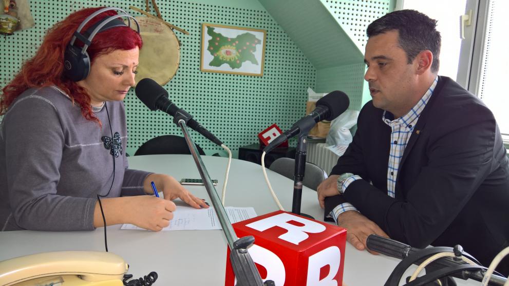 Георги Стаменов и водещата Искра Койчева в студиото на Дарик радио Пловдив