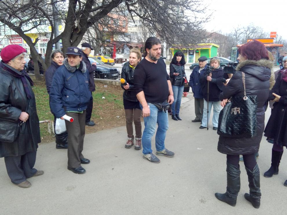 Искрен Дилов (в средата) обобщи исканията на протестиращите.