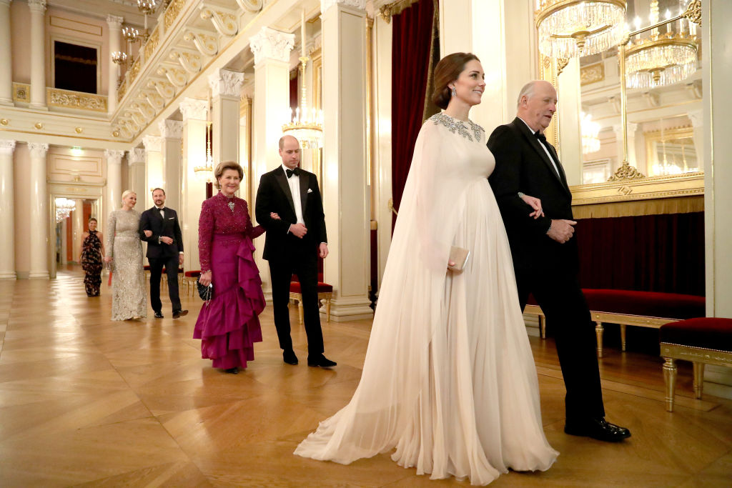 Кралското семейство на Норвегия даде официална вечеря в чест на британския принц Уилям и съпругата му Кейт.  Херцогинята на Кембридж се появи под ръка с норвежкия крал Харалд V. Бременната Кейт бе избрала за повода невероятна бледорозова дълга рокля на Александър Маккуин, украсена с камъни в горната част.