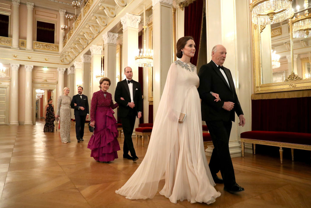 Кралското семейство на Норвегия даде официална вечеря в чест на британския принц Уилям и съпругата му Кейт.  Херцогинята на Кембридж се появи под ръка с норвежкия крал Харалд V. Бременната Кейт бе избрала за повода невероятна бледорозова дълга рокля на Александър Маккуин, украсена с камъни в горната част.