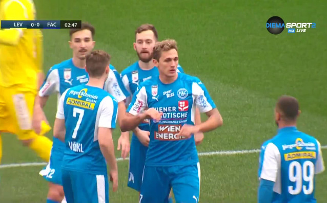 Отборът на Левски губи с 0 1 на полувремето в контролата