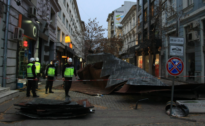 Падна покрив на ул. "Пиротска" в София