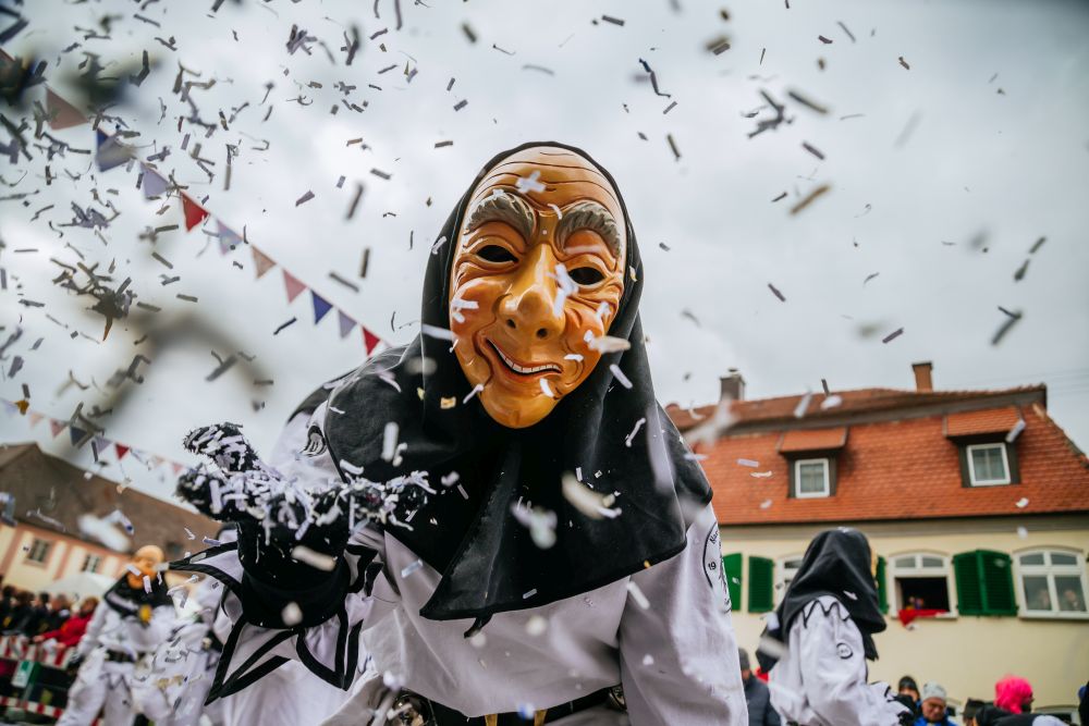 Германци в традиционни колоритни костюми и боядисани дървени маски се включиха в парад в Обердишинген, който даде старт на карнавалния сезон в страната.<br />
<br />
По традиция карнавалните паради в района на Алемания в Южна Германия се провеждат през първите няколко седмици на февруари.<br />
<br />
Fasnet има своите корени в католическата традиция на постенето преди Великия пост.<br />
 