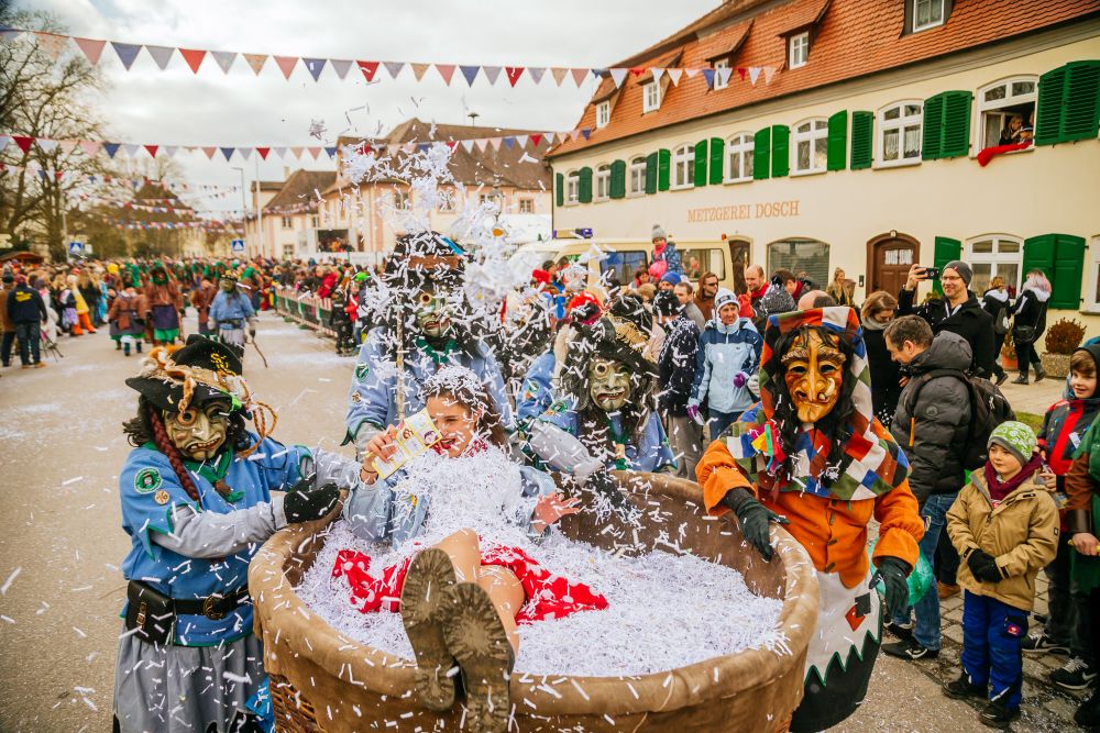 Германци в традиционни колоритни костюми и боядисани дървени маски се включиха в парад в Обердишинген, който даде старт на карнавалния сезон в страната.<br />
<br />
По традиция карнавалните паради в района на Алемания в Южна Германия се провеждат през първите няколко седмици на февруари.<br />
<br />
Fasnet има своите корени в католическата традиция на постенето преди Великия пост.<br />
 