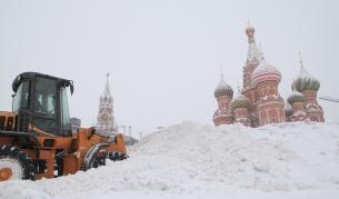 Невиждан сняг покри Москва, един човек загина