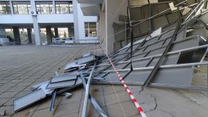 Силният вятър съборил окачен таван в ЮЗУ