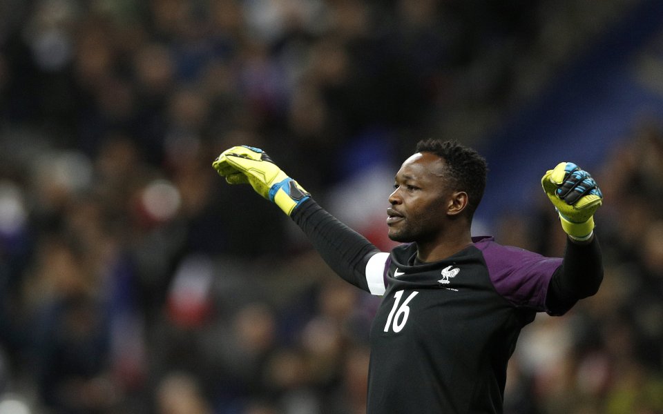 Олимпик Марсилия ще продължи договора на вратаря Стив Манданда, съобщава