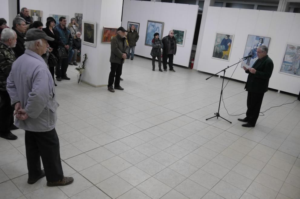 Изложбата се намира в ХГ "Елена Карамихайлова"
