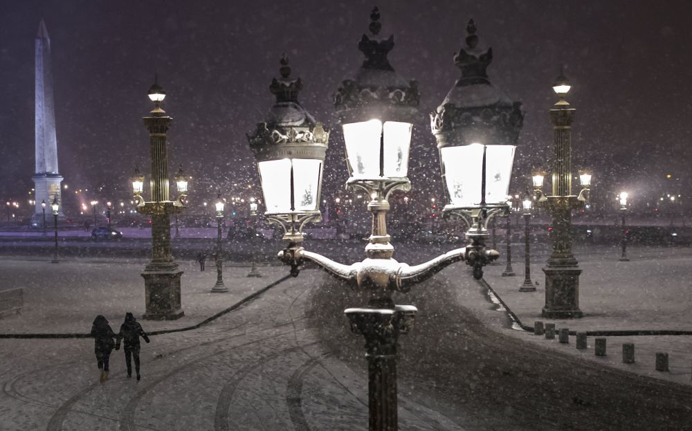 Необичайно силен снеговалеж завладя Париж.