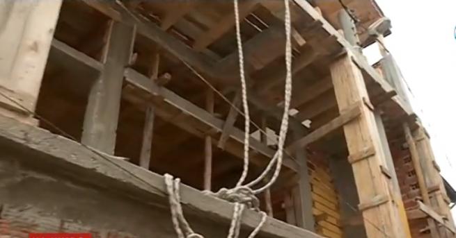 Уличен стълб се оказва вграден в новострояща се къща в пловдивския