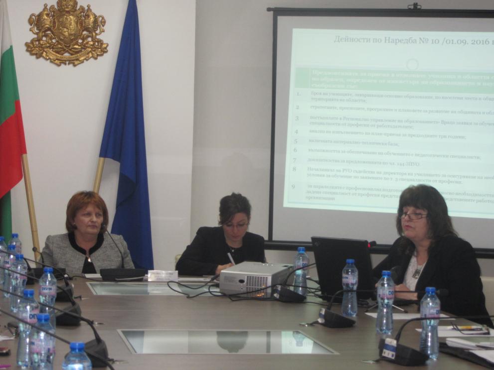 Областният управител Малина Николова (вляво) днес бе домакин на заседанието на Комисията по заетост.