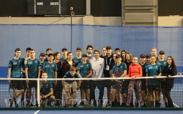 Александър Донски игра с деца по време на DIEMA XTRA Sofia Open 2018