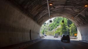тунела автомобили Европа