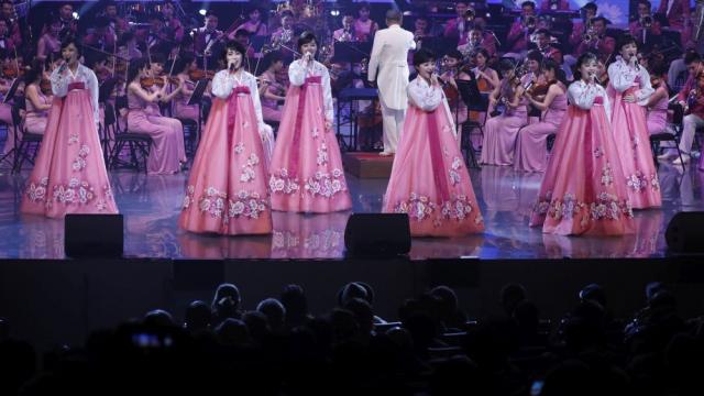 Севернокорейски оркестър свири в Южна Корея за първи път от десетилетия (СНИМКИ)