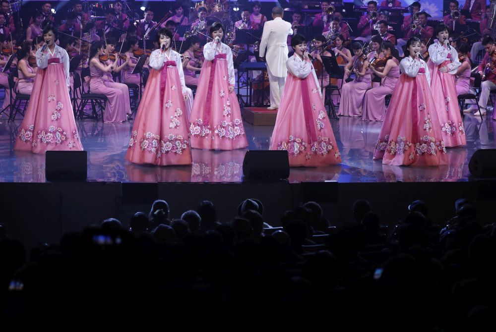Севернокорейски ансамбъл изнесе първия си концерт в Южна Корея от близо 20 години. Това е първи концерт на севернокорейски изпълнители в Южна Корея от 2000 г., когато друг севернокорейски оркестър прекоси демаркационната линия между двете страни за спектакъл, с който на 15 август тогава бе отбелязан Денят на освобождаването на Корейския полуостров.<br />
<br />
Ансамбълът, наброяващ близо 140 музиканти, изпълни както севернокорейски, така и южнокорейски песни. Бяха изпълнени и западни парчета, сред които едно от бродуейския мюзикъл 