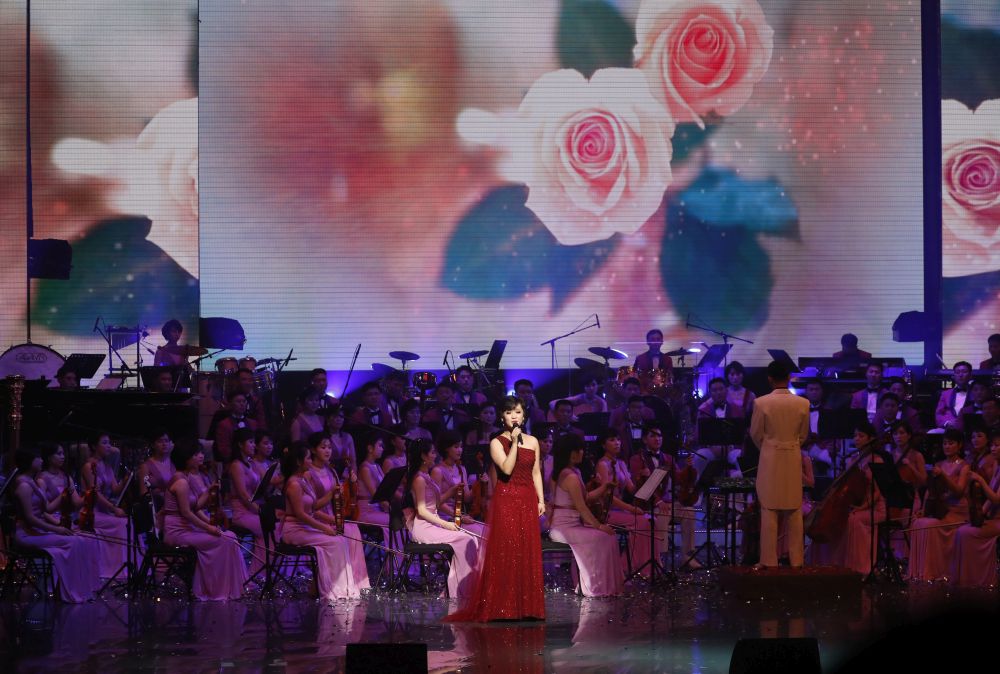 Севернокорейски ансамбъл изнесе първия си концерт в Южна Корея от близо 20 години. Това е първи концерт на севернокорейски изпълнители в Южна Корея от 2000 г., когато друг севернокорейски оркестър прекоси демаркационната линия между двете страни за спектакъл, с който на 15 август тогава бе отбелязан Денят на освобождаването на Корейския полуостров.<br />
<br />
Ансамбълът, наброяващ близо 140 музиканти, изпълни както севернокорейски, така и южнокорейски песни. Бяха изпълнени и западни парчета, сред които едно от бродуейския мюзикъл 