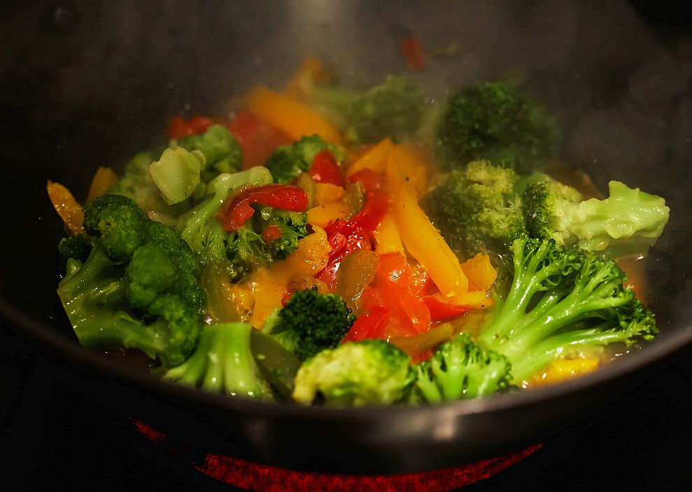 За да се запазят максимално полезните свойства, броколито трябва да се запържи набързо