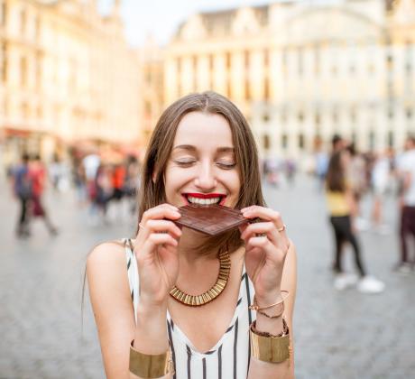От десетилетия хората спорят дали яденето на шоколад може да