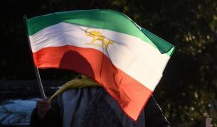 Продължават протестите в Иран, призиви за светско правителство