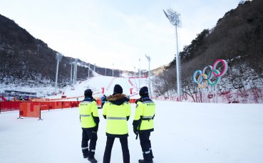 Вятърът провали спускането при мъжете