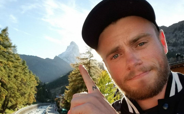 Американският фристайл скиор Гъс Кенуърти прие неофициалната роля на знаменосец