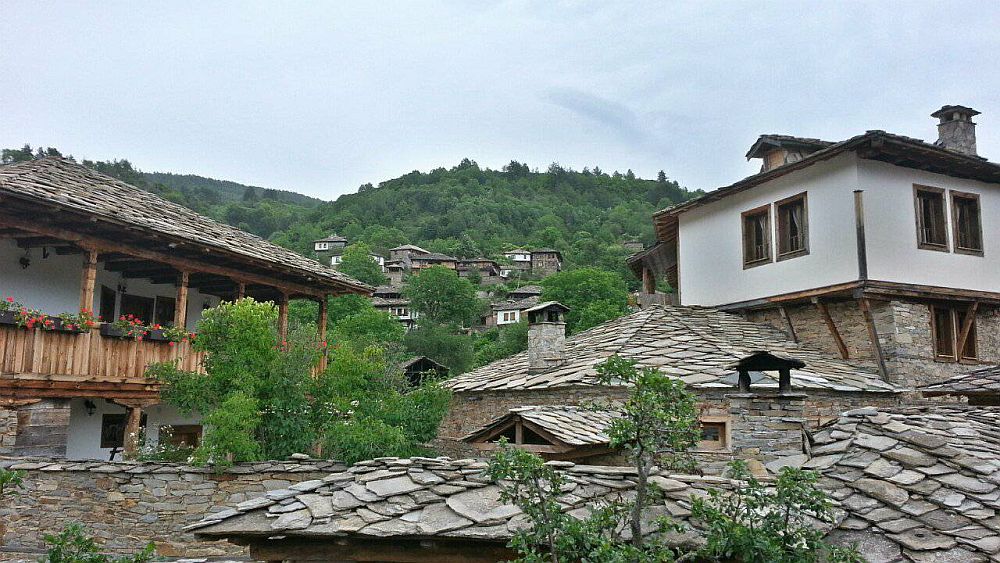 <strong>Ковачевица</strong><br>
<br>
Село Ковачевица е разположено в поречието на река Канина (Кървава река), заобиколено от високите дъбрашки ридове в югозападния дял на Родопите. Селото представлява идеално място за културен туризъм и спокоен отдих сред традиционните родопски къщи.