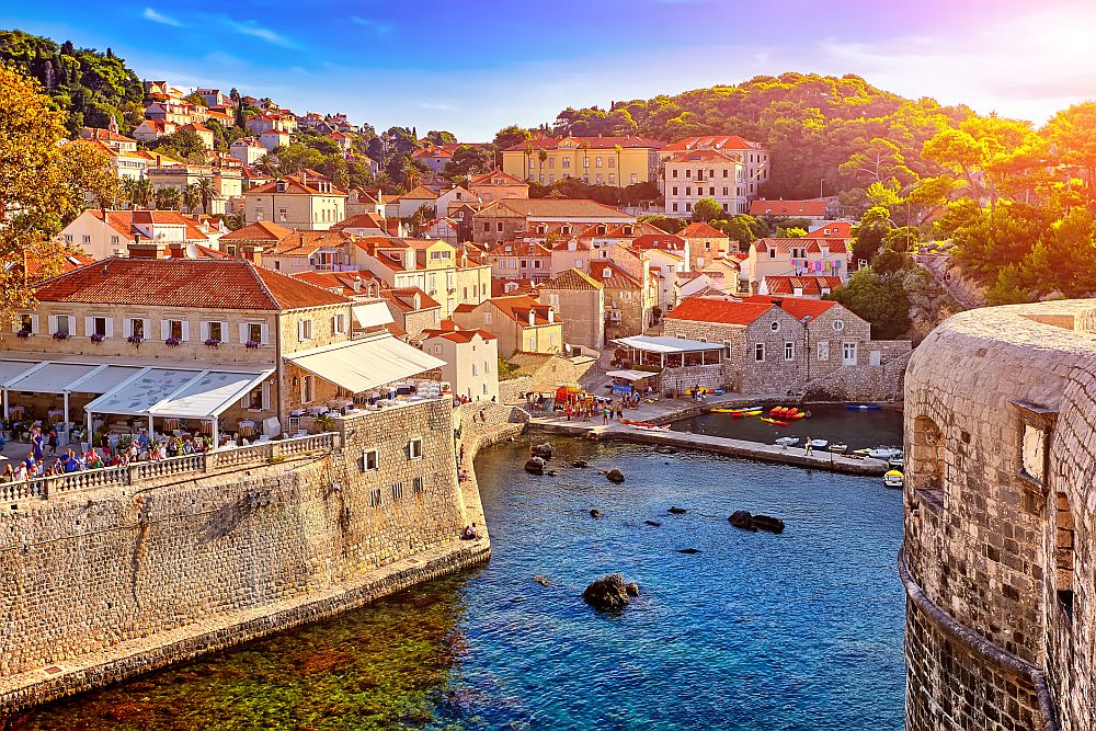 <strong>Дубровник – Хърватия </strong><br>
<br>
Познат като перлата на Адриатика, Дубровник е бил седалище на независимата Република Рагуза (латинското име на града). Със своите красиви каменни сгради и непокътнати крепостни стени, изправени пред тюркоазеното море, Дубровник се нарежда сред предпочитаните дестинации за меден месец на Балканите.
