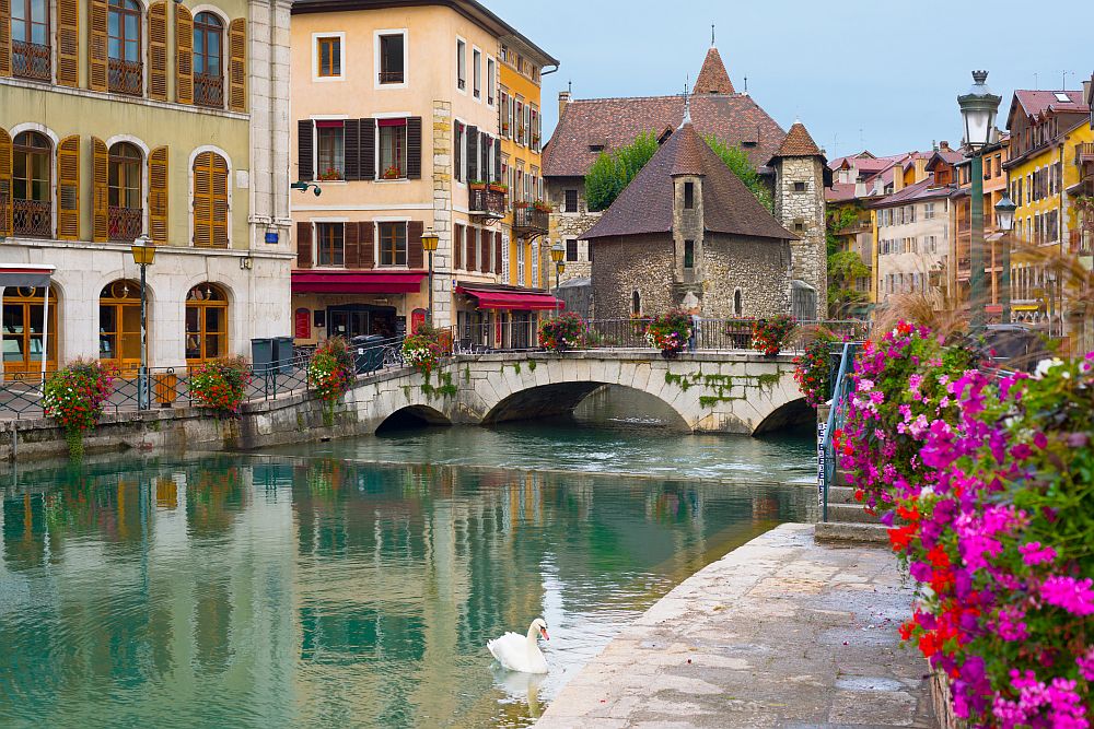<strong>Анси – Франция </strong><br>
<br>
Анси е една от най-живописните туристически дестинации във Франция. Разположен е на северния бряг на едноименното езеро – само на 35 километра от Женева и на 150 км. от Лион. Френският географ Раул Бланшард определя Анси като перлата на Алпите.