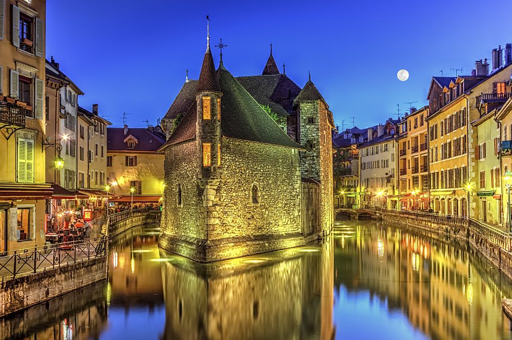 <strong>Анси, Франция</strong><br>
<br>
Анси е една от най-живописните туристически дестинации във Франция. Разположен е на северния бряг на едноименното езеро – само на 35 километра от Женева и на 150 км. от Лион. Френският географ Раул Бланшард определя Анси като перлата на Алпите.<br>
 