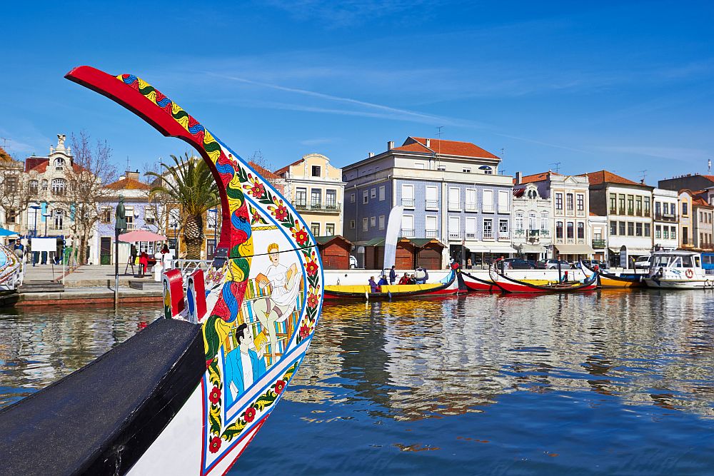 <strong>Авейро – Португалия</strong><br>
<br>
Тесни улички, цветни сгради, крайбрежни заведения, пясъчни плажове и приветливо настроение – това са част от нещата, които олицетворяват Авейро – „скритото съкровище” на Португалия.