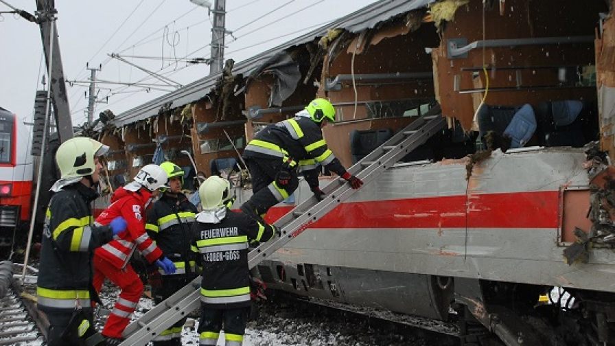Влак удари бус в Пловдивско, има пострадал