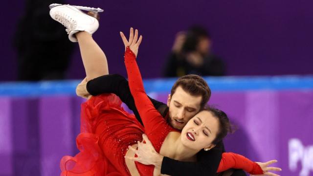 Когато роклята ти се скъса, но искаш да си перфектна на леда (ВИДЕО/СНИМКИ)