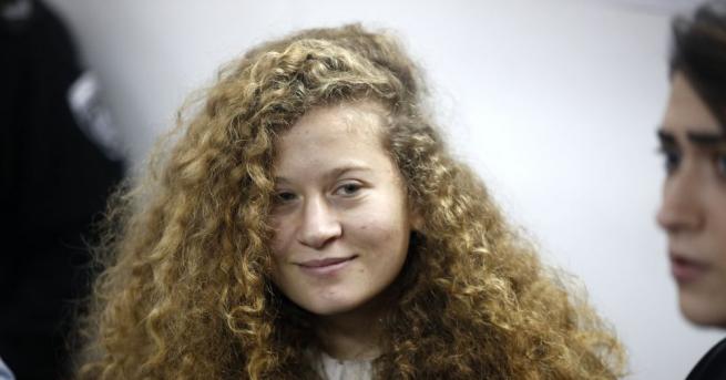 Изправиха пред съда 17 годишна палестинка която ритала и удряла израелски