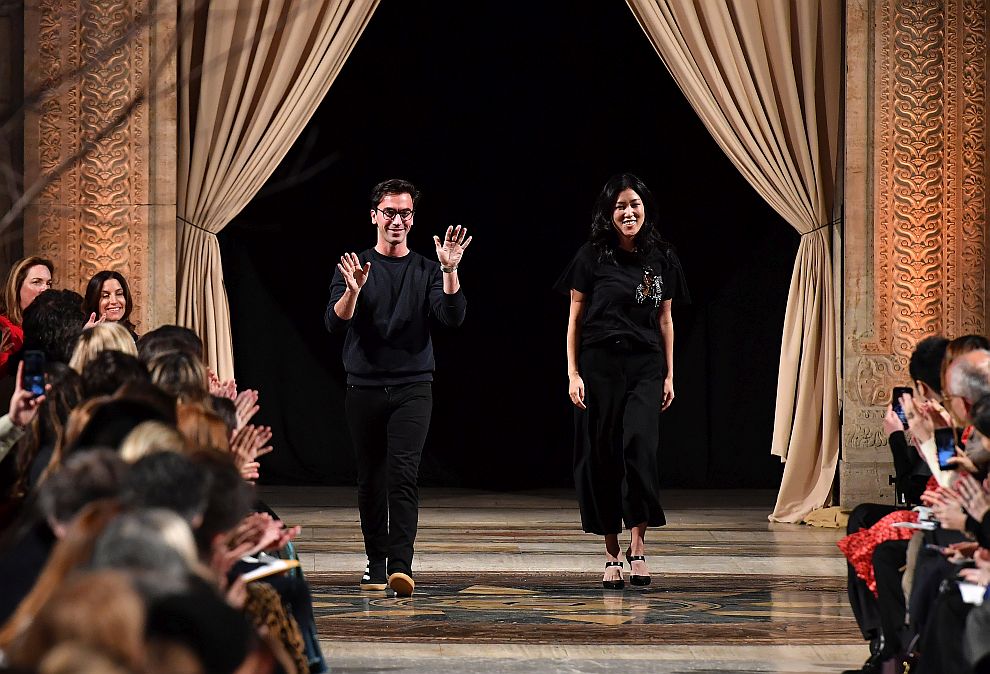 Модните дизайнери на колекцията за „Оскар де ла Рента“ Лора Ким и Фернандо Гарсия