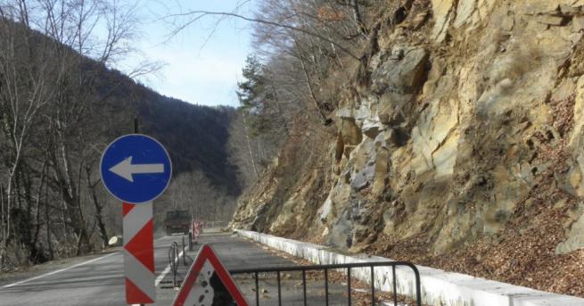Свлачище затвори част от пътя за Гърция  Скалните маси се